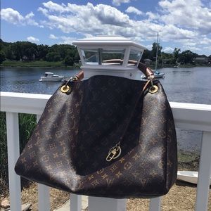 Louis Vuitton Artsy MM! Like new! Authentic with Certificate!
